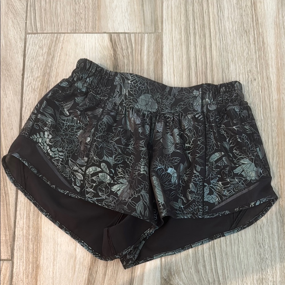 Lululemon Hotty Hot 2.5" Shorts - Black & Holographic Green Floral